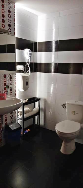 Jopi Hostel Katowice Centrum Esterno foto